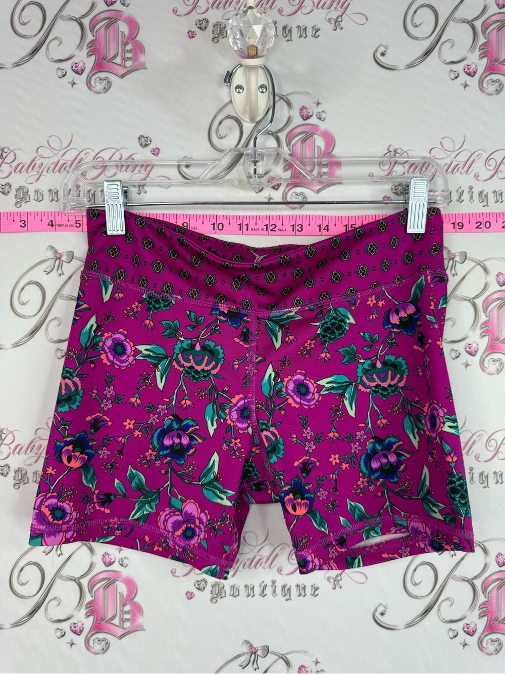 Old Navy active shorts paisley flowers Magenta Floral Active Shorts go dry